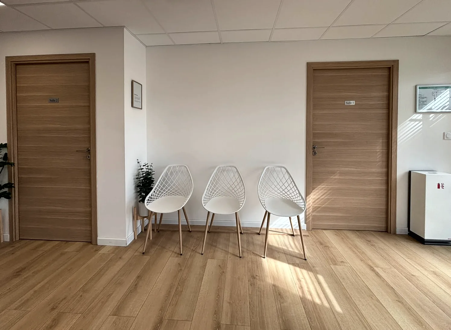 Salle d’attente avec ses chaises blanches