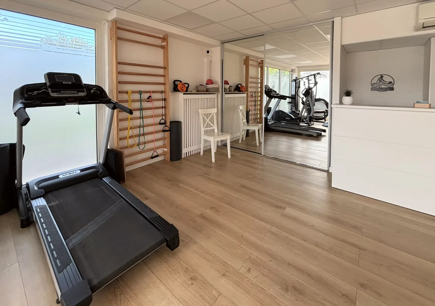 Plateau de rééducation avec tapis de marche, vu vers l’accueil