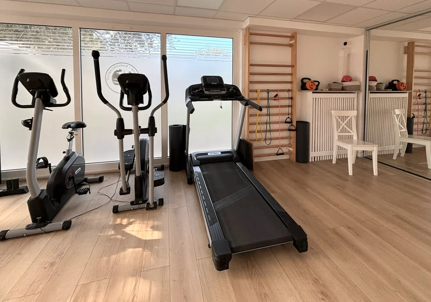 Vélo, vélo elliptique, tapis de marche et espalier