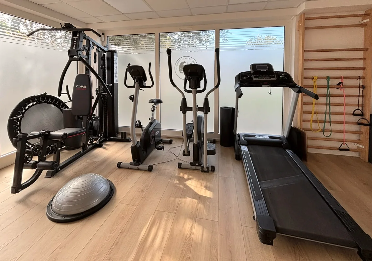 Appareil de musculation guidée, vélos et tapis de marche