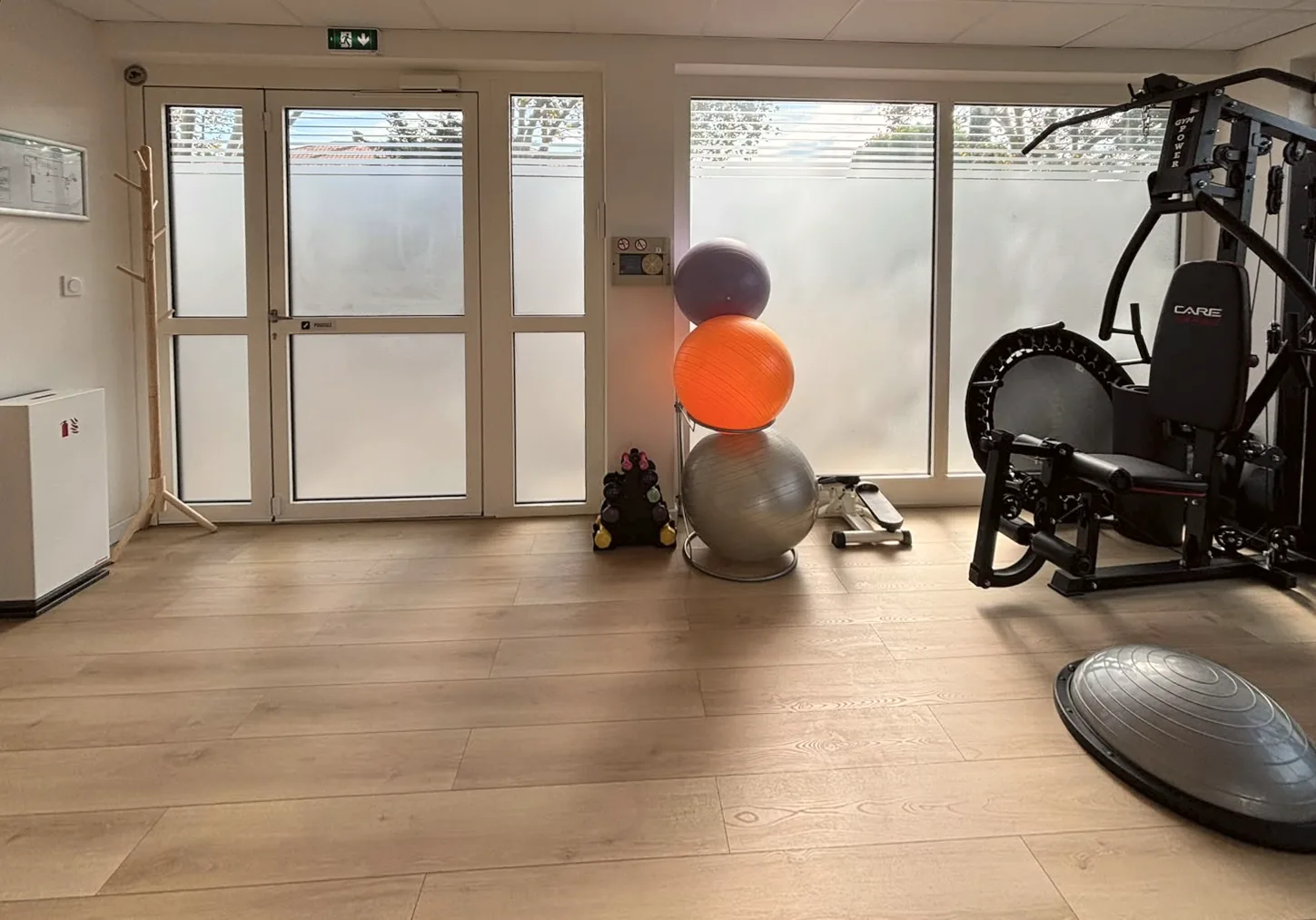 Plateau de rééducation vu vers l’entrée