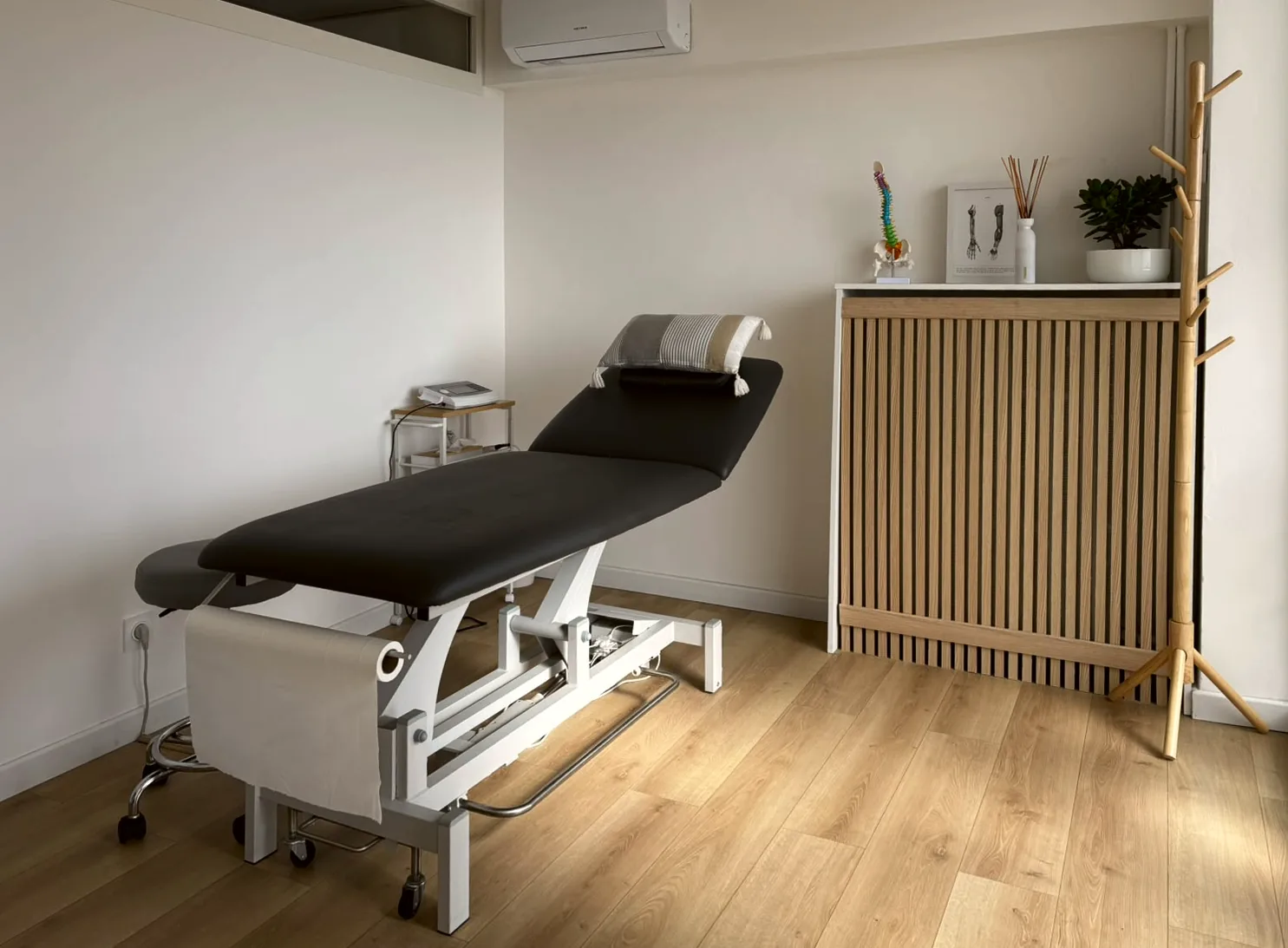 Salle de soin avec sa table électrique