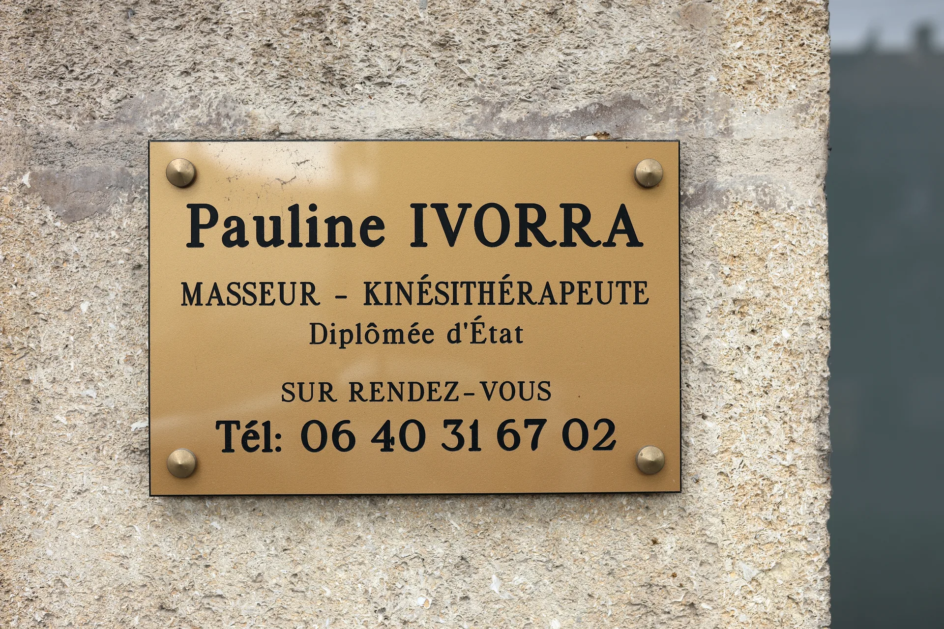 Plaque de Pauline Ivorra, masseur-kinésithérapeute diplômée d’État