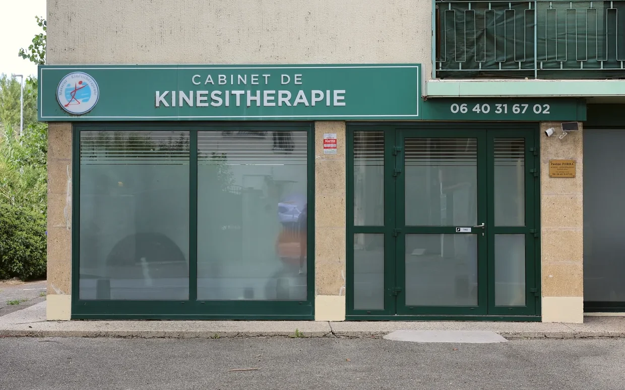 Devanture du cabinet de kinésithérapie, avenue du Maréchal de Lattre de Tassigny à Marignane