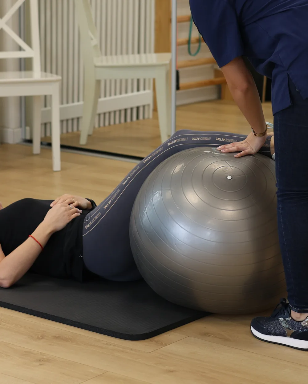 Kinésithérapie respiratoire : exercice sur ballon avec une patiente allongée