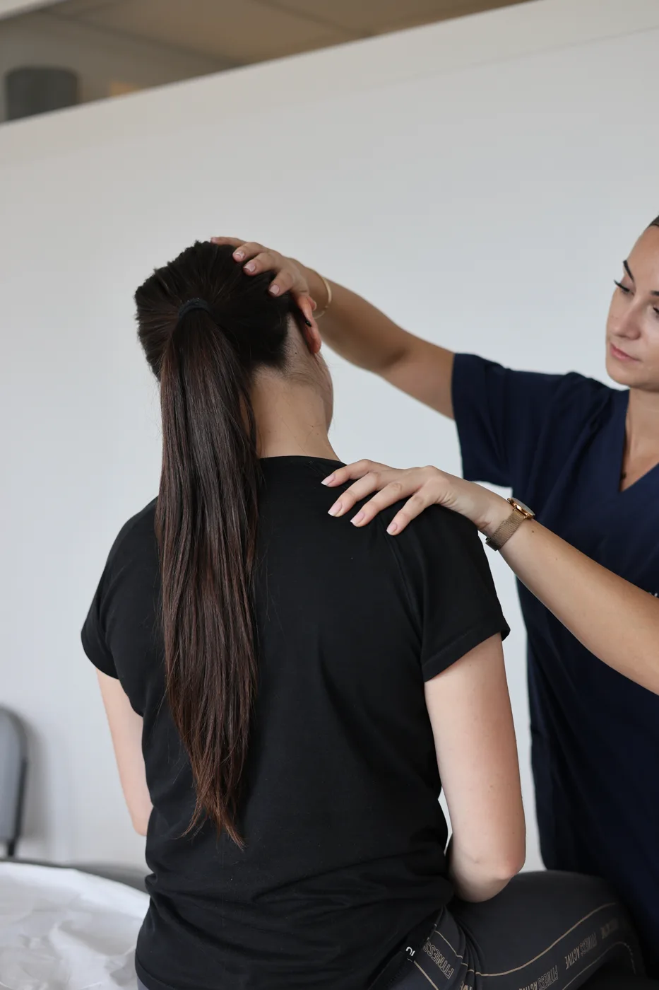 Rééducation cervicale : mobilisation douce de la nuque d’une patiente