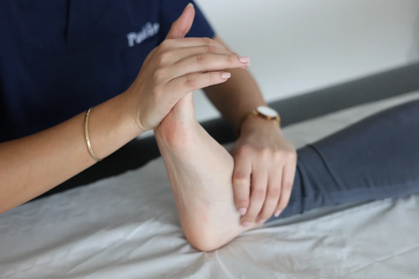 Rééducation de la cheville et du pied : mobilisation du pied d’une patiente
